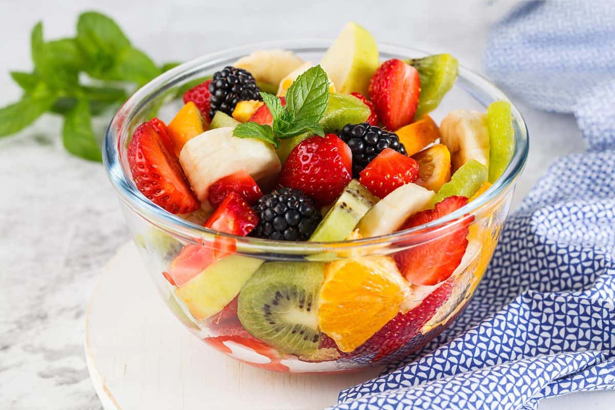 Deliciosa ensalada de frutas en un plato sobre la mesa